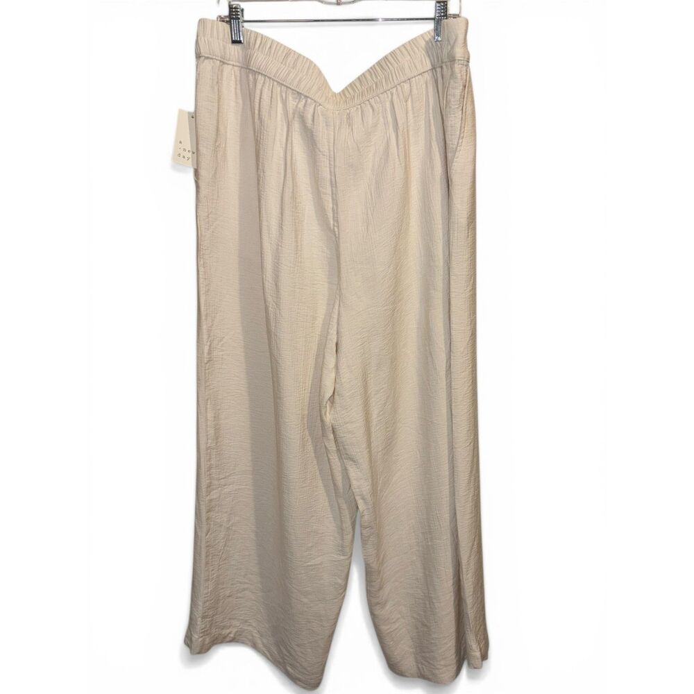 643 Cream Wide XXL 18.5” Waist 29.5” Inseam Flowy Textured Pull On Pants